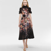 Beiges Midikleid aus Netzstoff mit Blumenapplikation